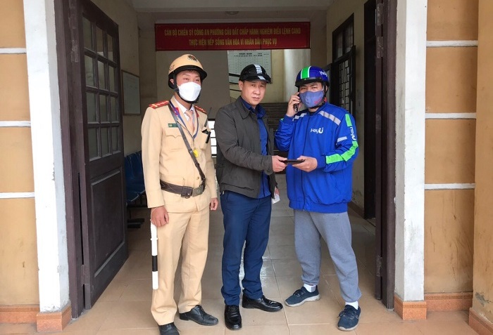 Đội CSGT-TT, Công an quận Ngô Quyền trả lại tài sản cho người đánh rơi